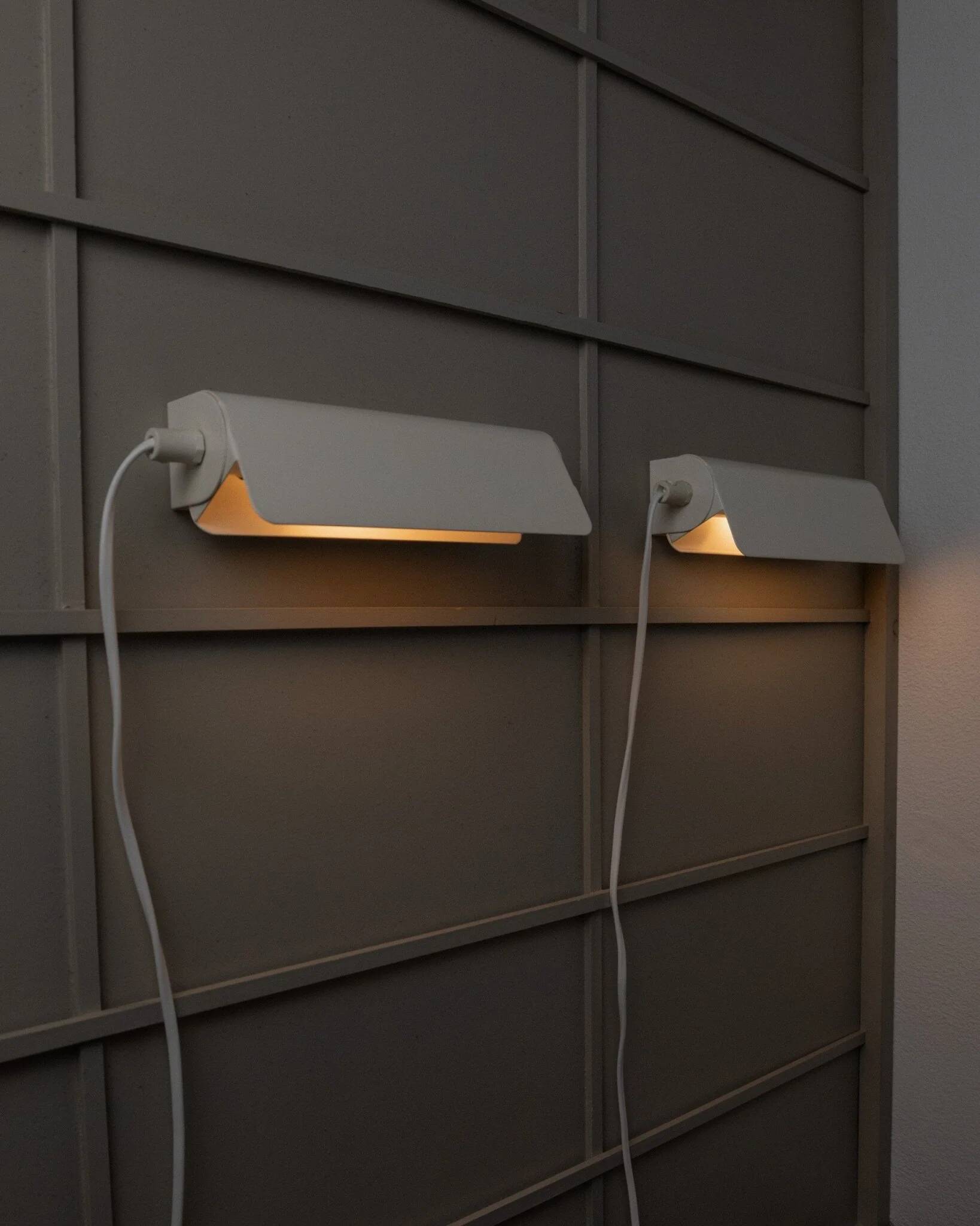 Deux appliques murales en métal blanc Fister par Design Light Danemark (années 1980) – Lampes de lecture minimalistes pivotantes