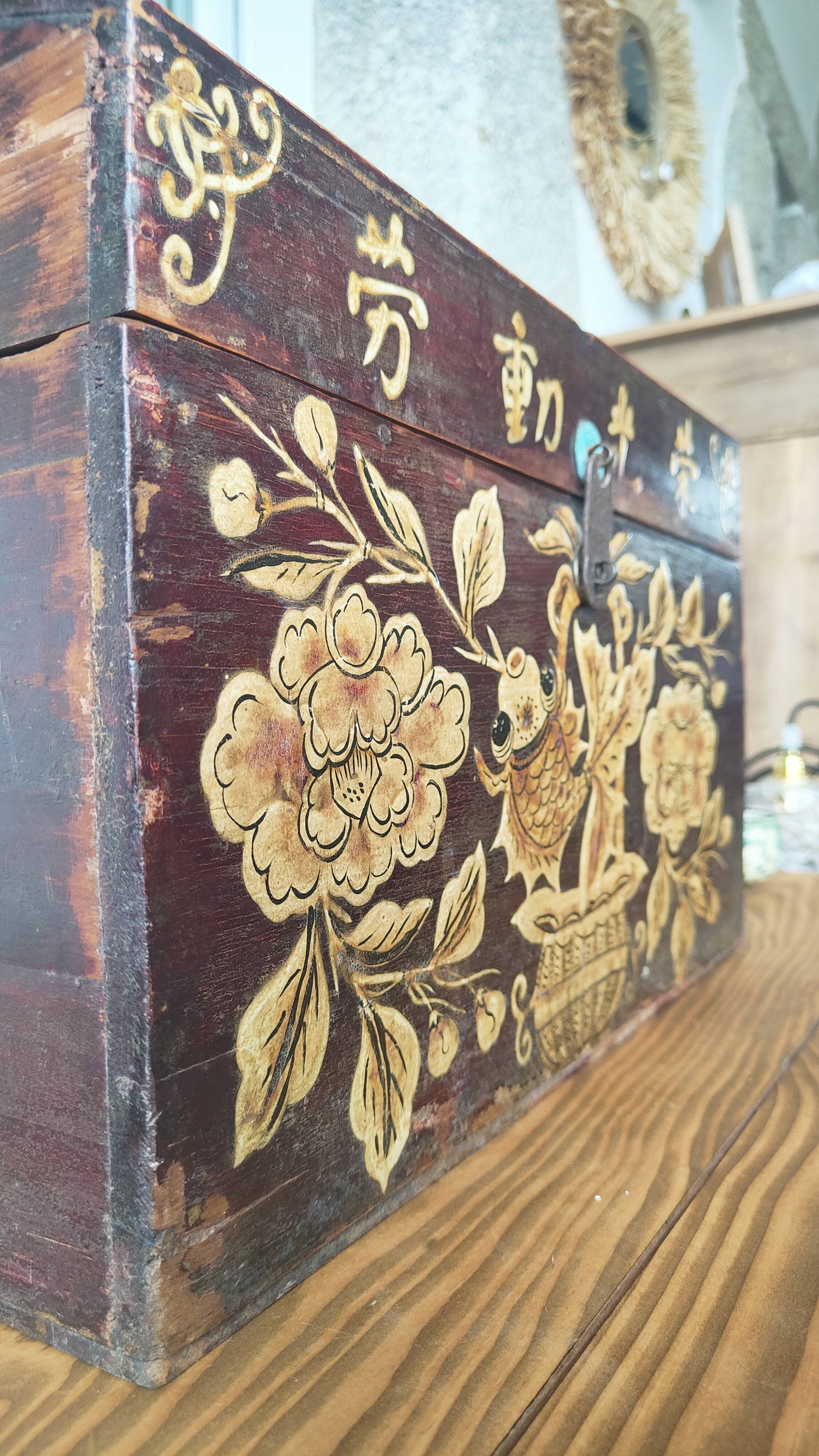 Male Chinese ancient floral and fish patterns.
