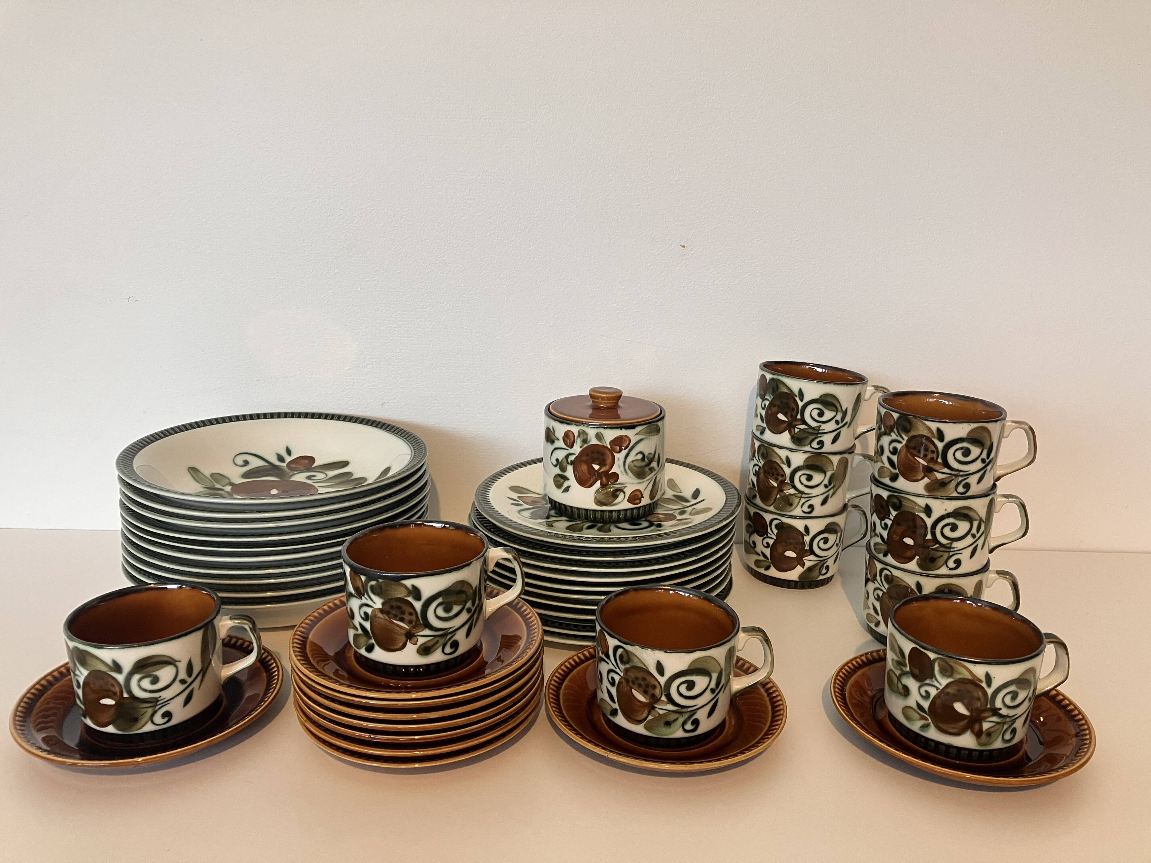 Tableware service plates and cups Argenteuil La Louvière Boch 1960