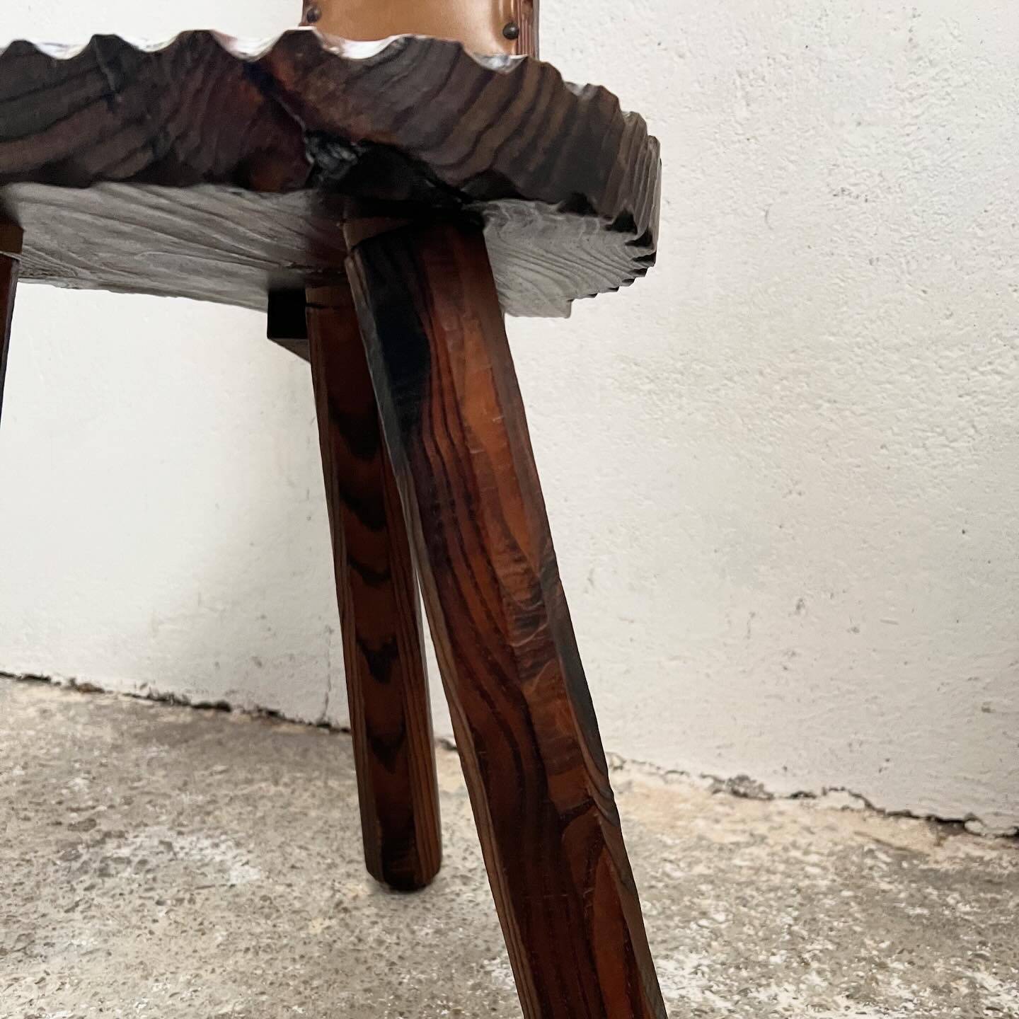 Folding tripod stool with cat back