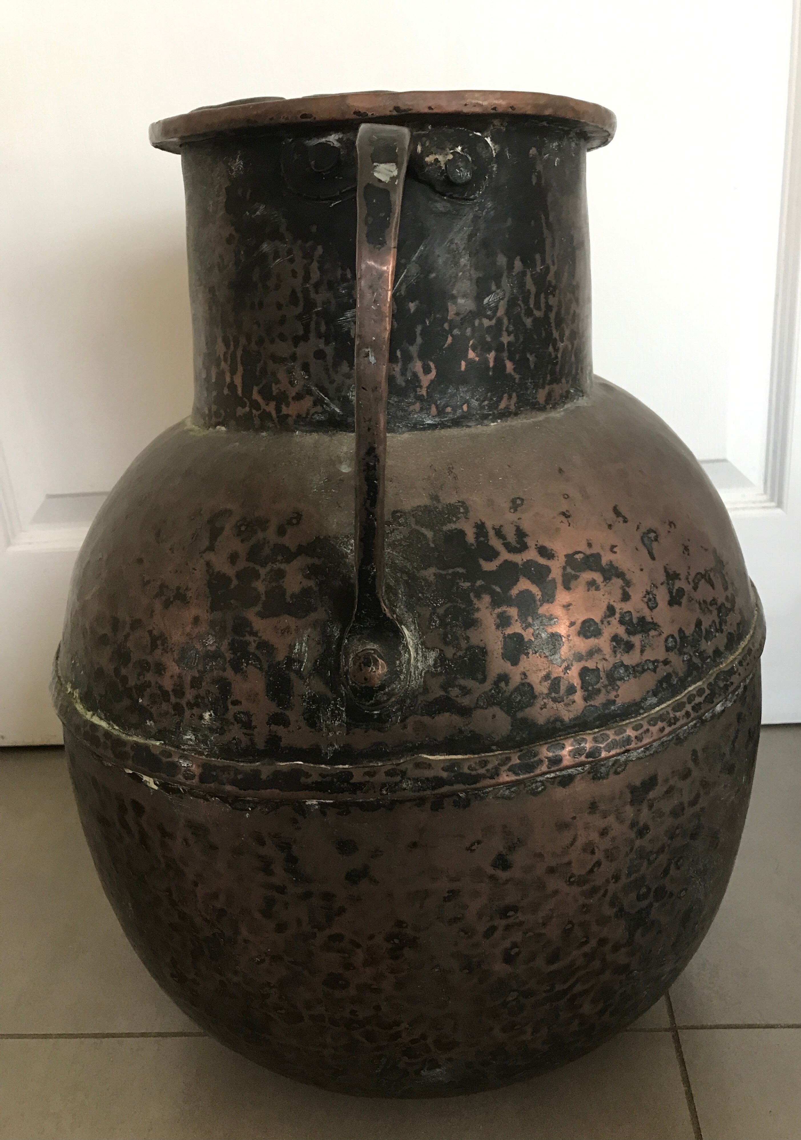 Jar jug with old coves in hammered copper middle east deco xixème