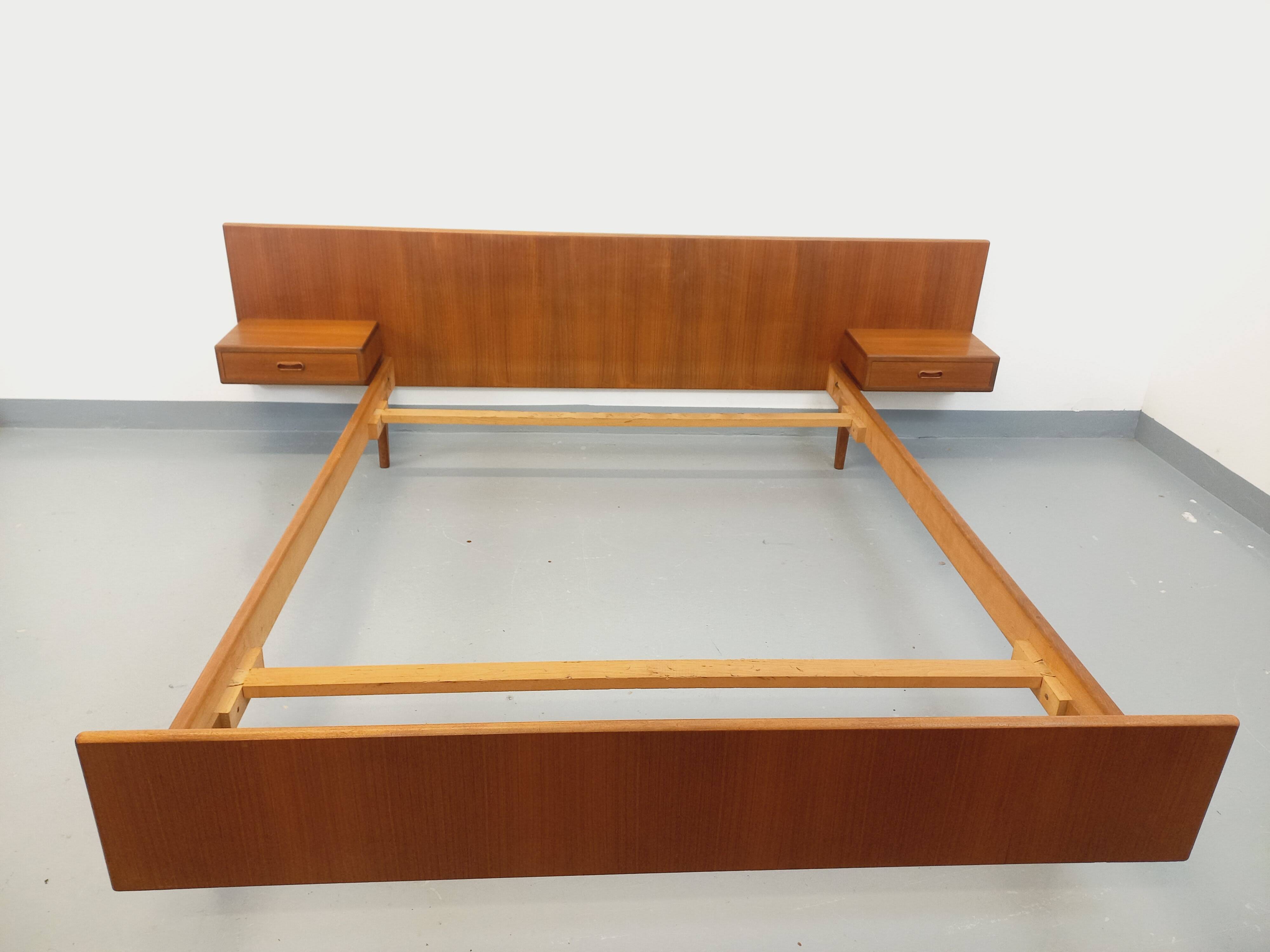 Lit double vintage scandinave en teck des années 60 avec chevets intégrés