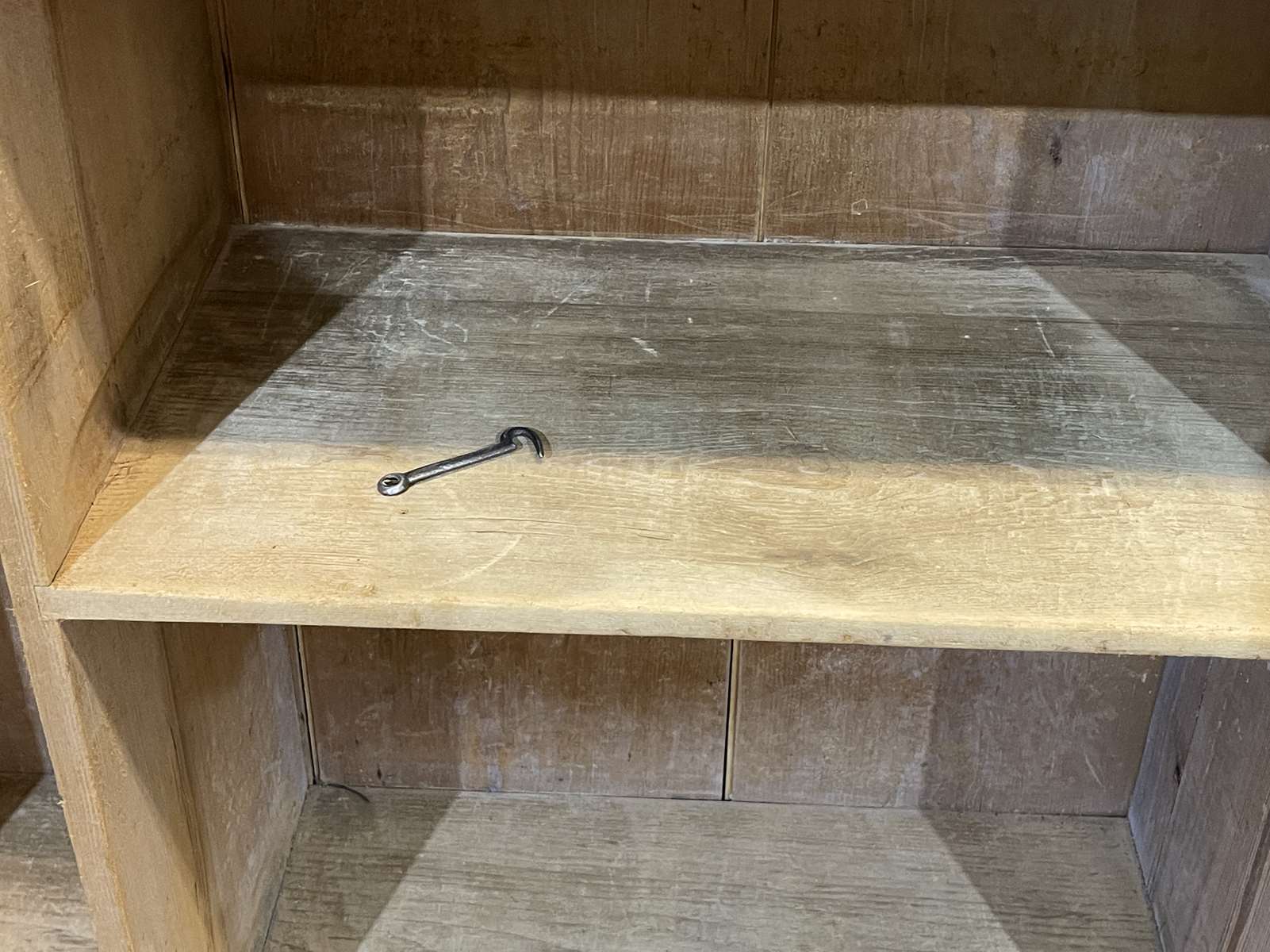 English buffet XIXth in pitch pine