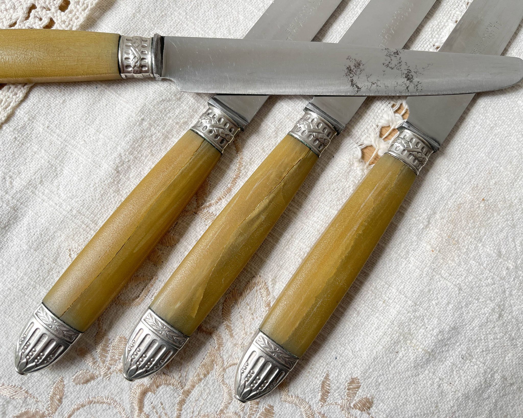 12 vintage Pradel stainless steel bakelite knives