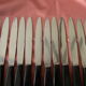 Lot de 12 couteaux manche bakélite lame inox.