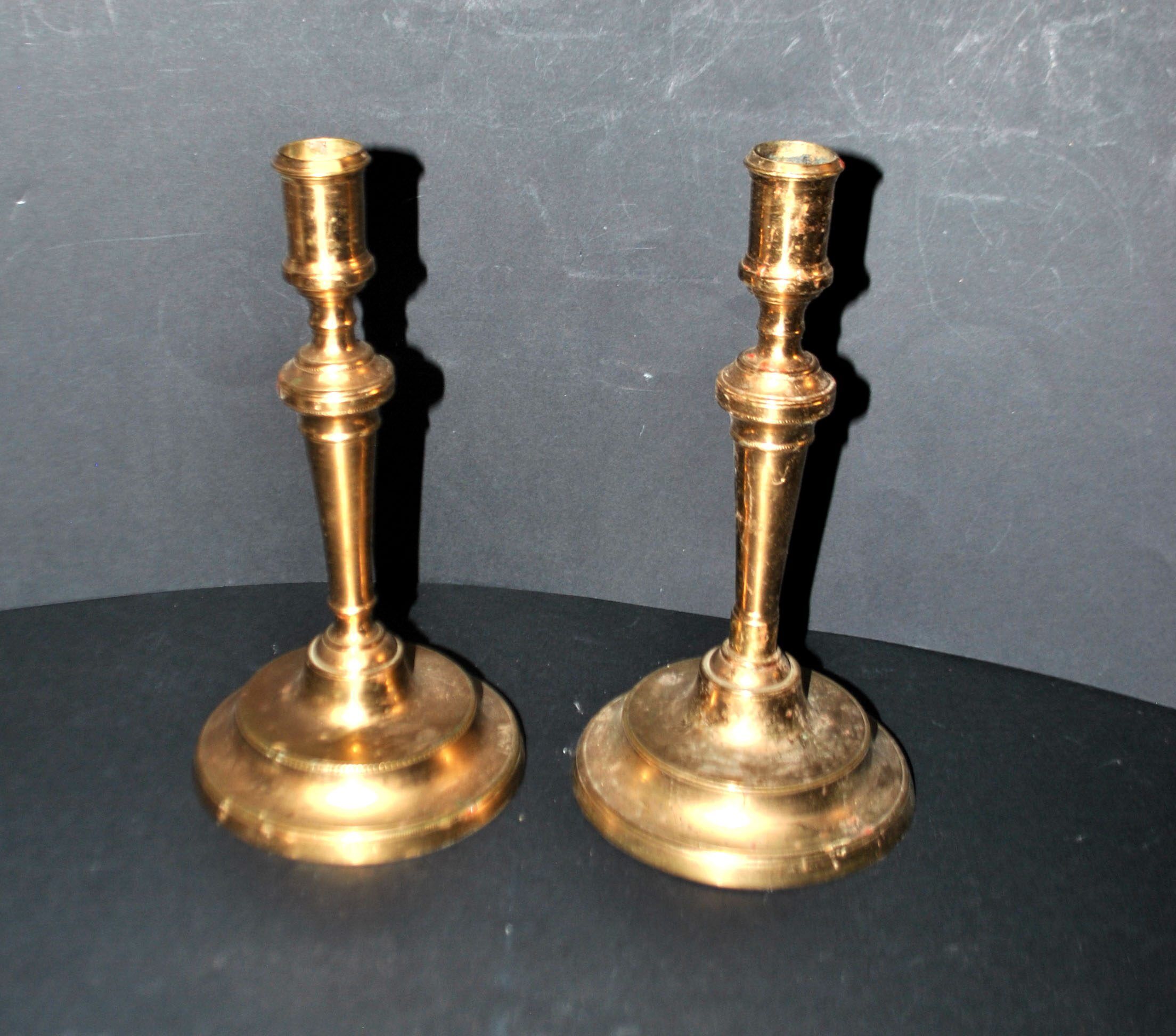 Set of 2 antique hand-chiselled gilded bronze candlesticks – Pair of 18th-century candle holders.