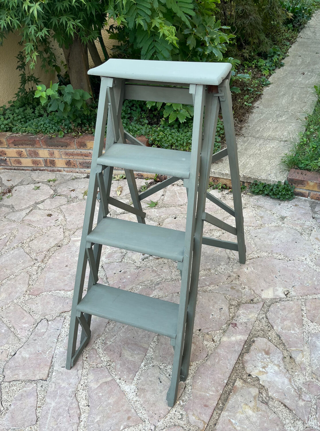 Wooden painter's stepladder