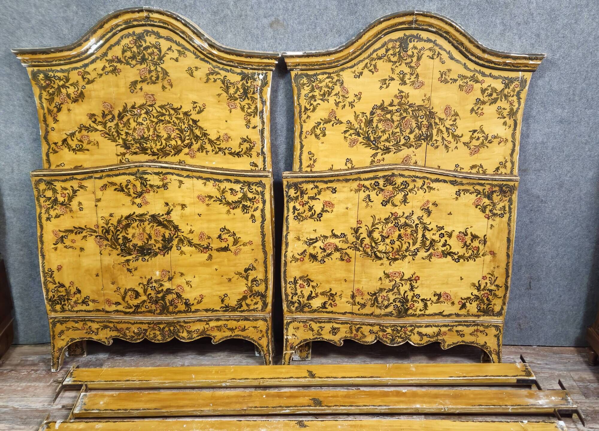 Pair of antique painted beds with floral decoration - 19th century - Venetian style