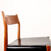 6 Danish chairs in teak and new skai, model 418 Arne Vodder 1960.