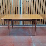 Extendable teak table