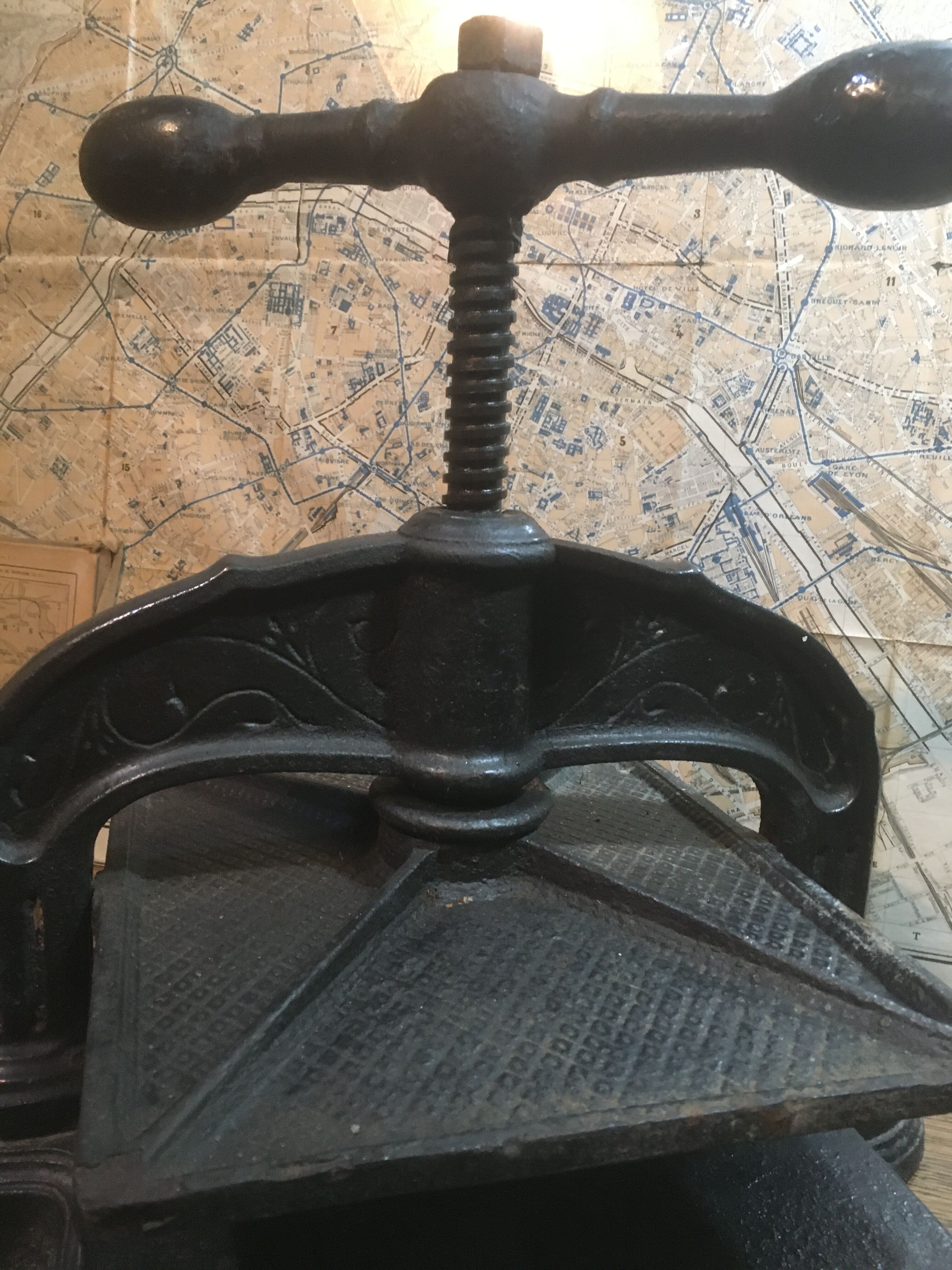 Cast iron binding press