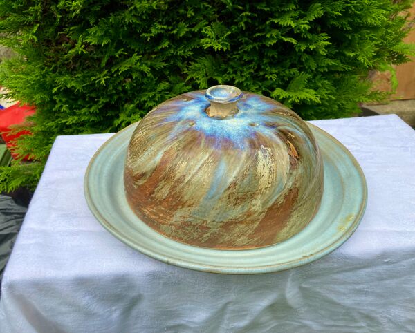 Ancienne cloche a fromage avec son plateau en céramique signature à identifier