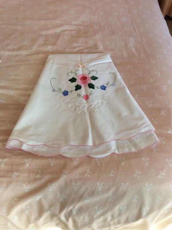 Nappe ancienne broderie et dentelle