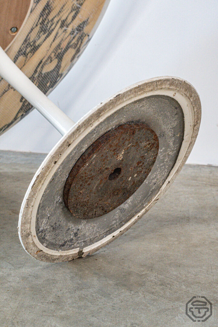 Eero Saarinen's Knoll tulip table