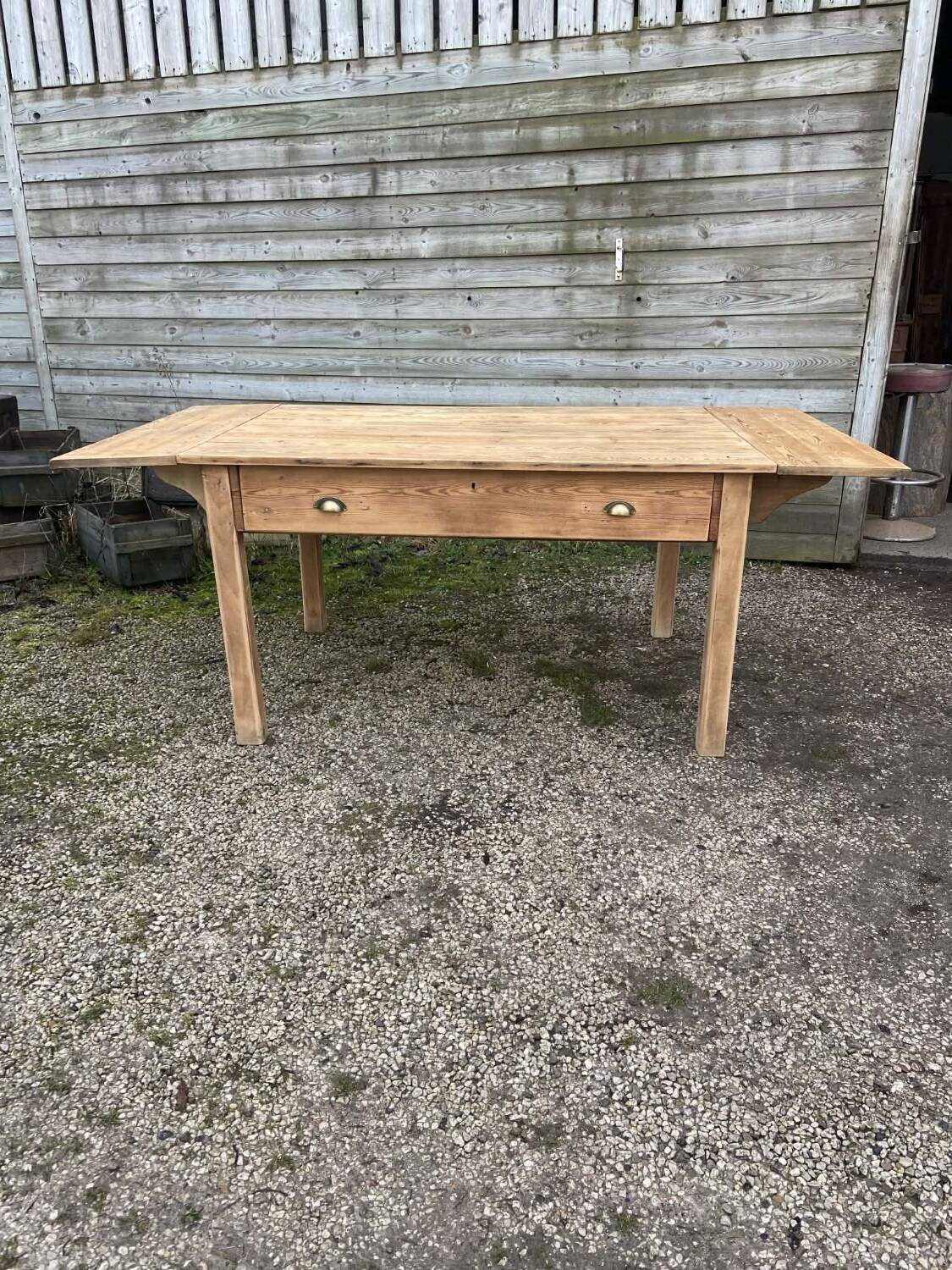 Old solid pine table – farmhouse spirit with a rustic style