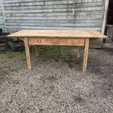 Old solid pine table – farmhouse spirit with a rustic style