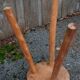 Tabouret brutaliste tripode en frêne