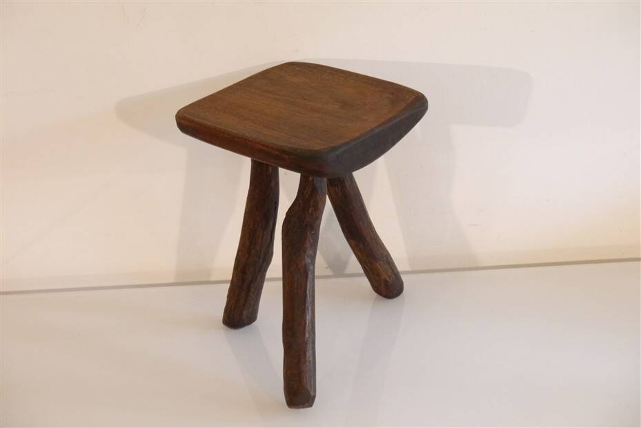 Patinated tripod stool in solid wood from the 1960s.