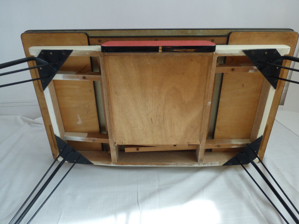 Formica eiffel foot table and its chairs