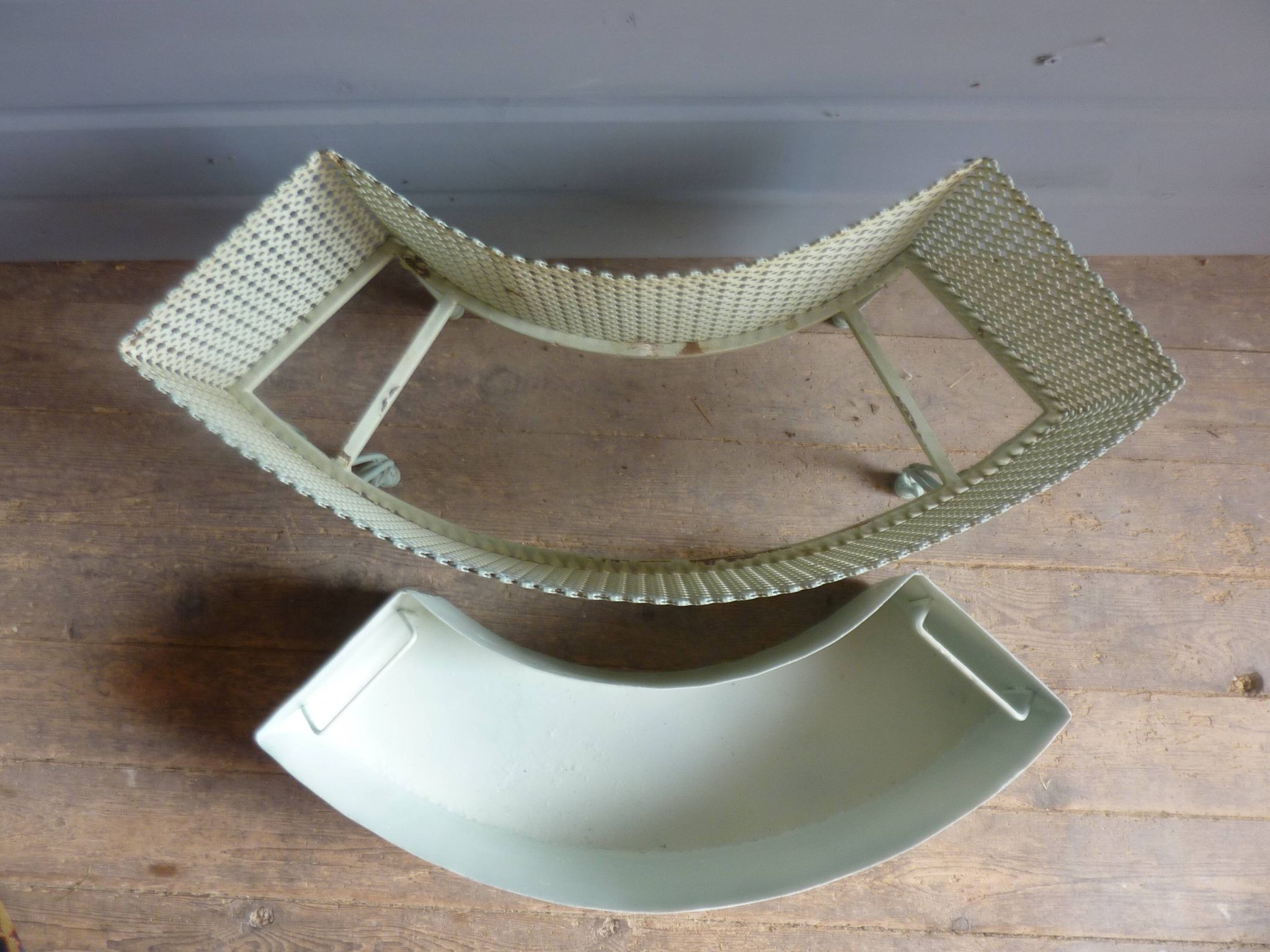 Jardinière en métal perforé années 50