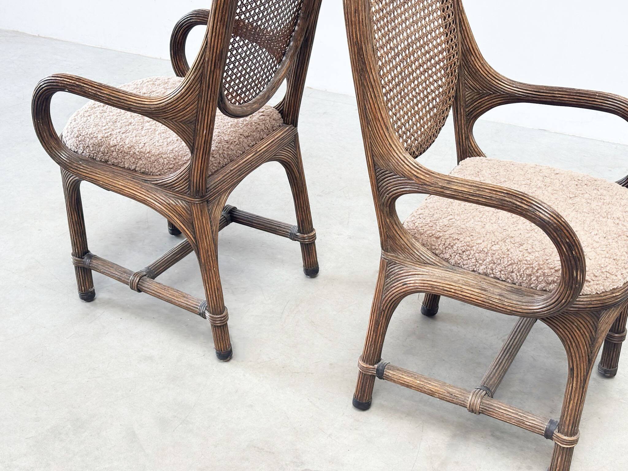 Ensemble de deux chaises d'appoint bohèmes sculpturales