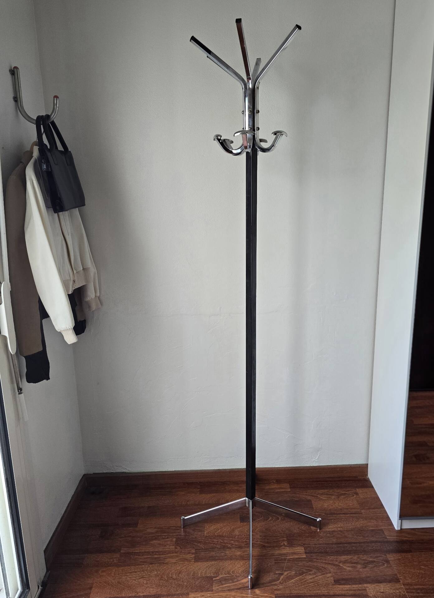 Chrome parrot coat rack with swivel head on a gas lift.