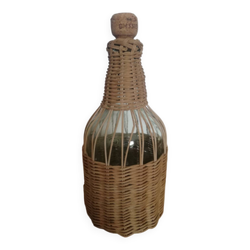 Bouteille habillée d'osier tressé