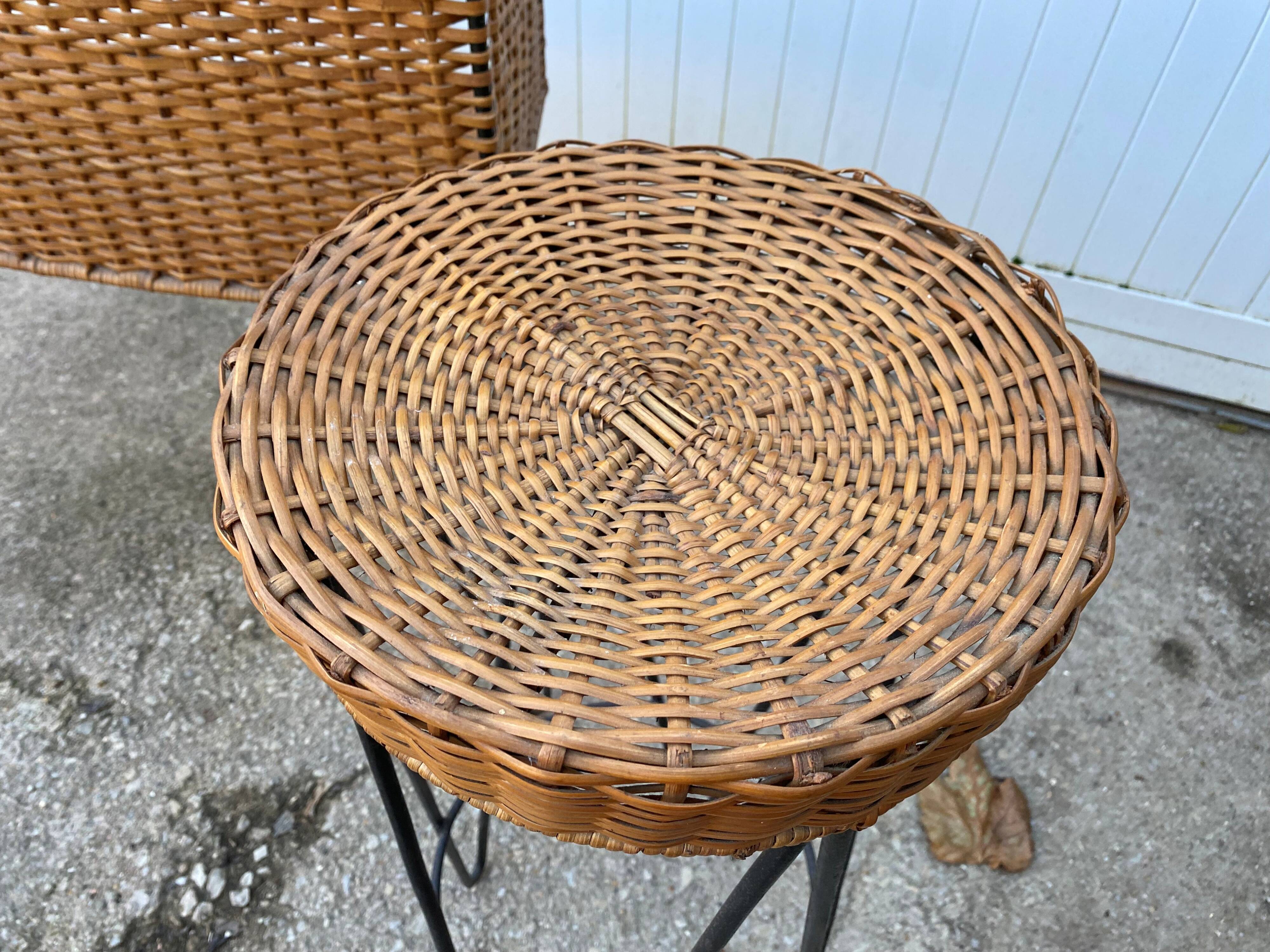 Bar counter with its 2 rattan and metal stools from the vintage 1950s.