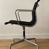 Fauteuil Eames EA108