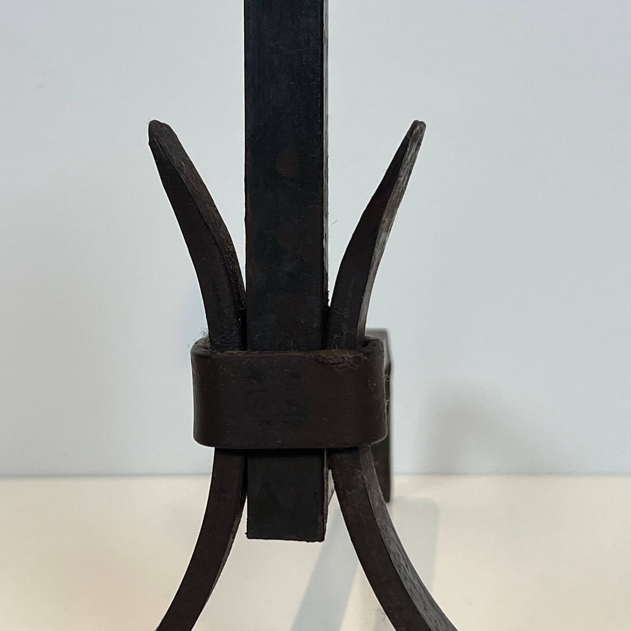 Paire de chenets modernistes en fer forgé