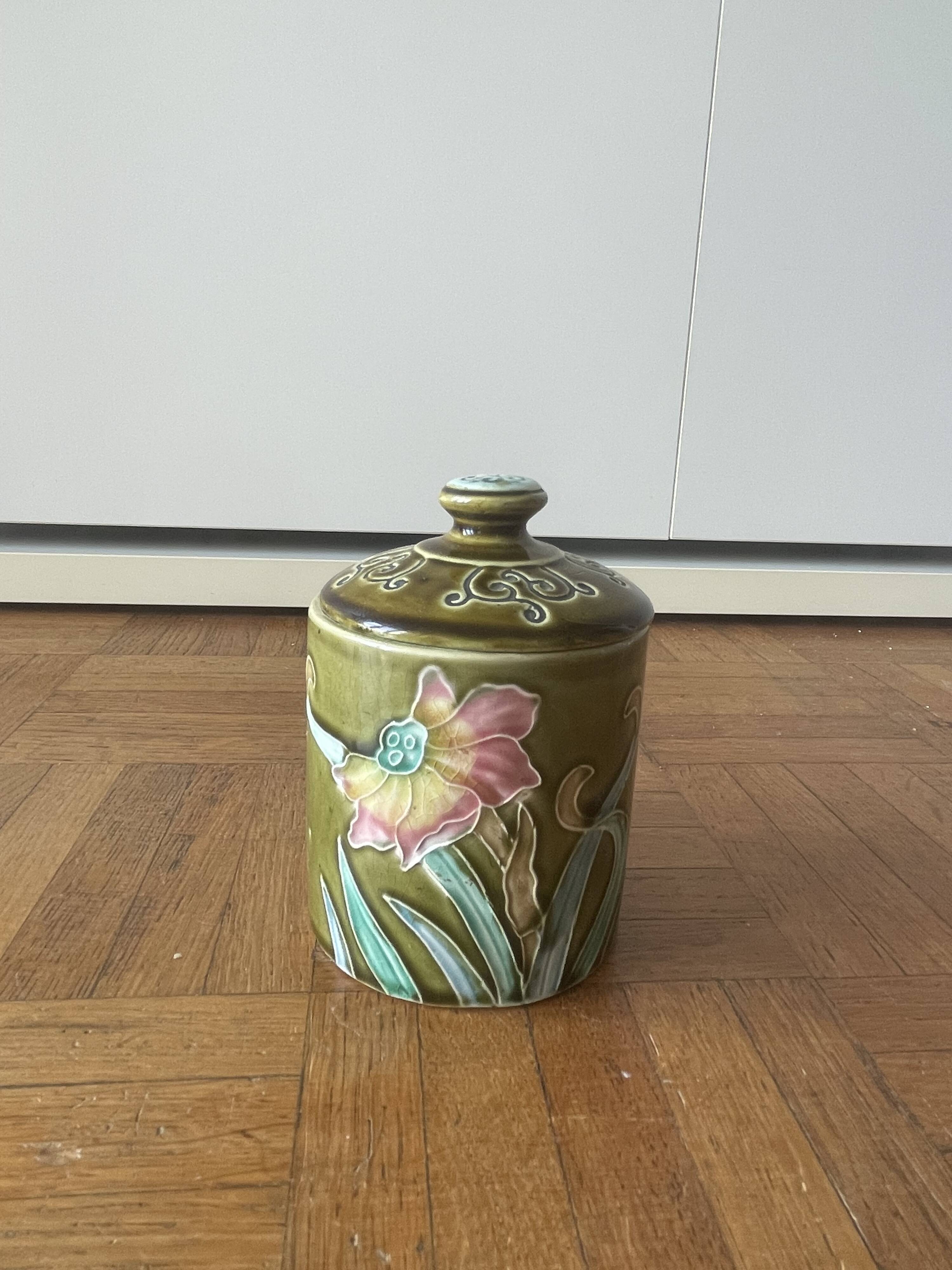 Bonbonnière and ceramic tray g. De Bruyn