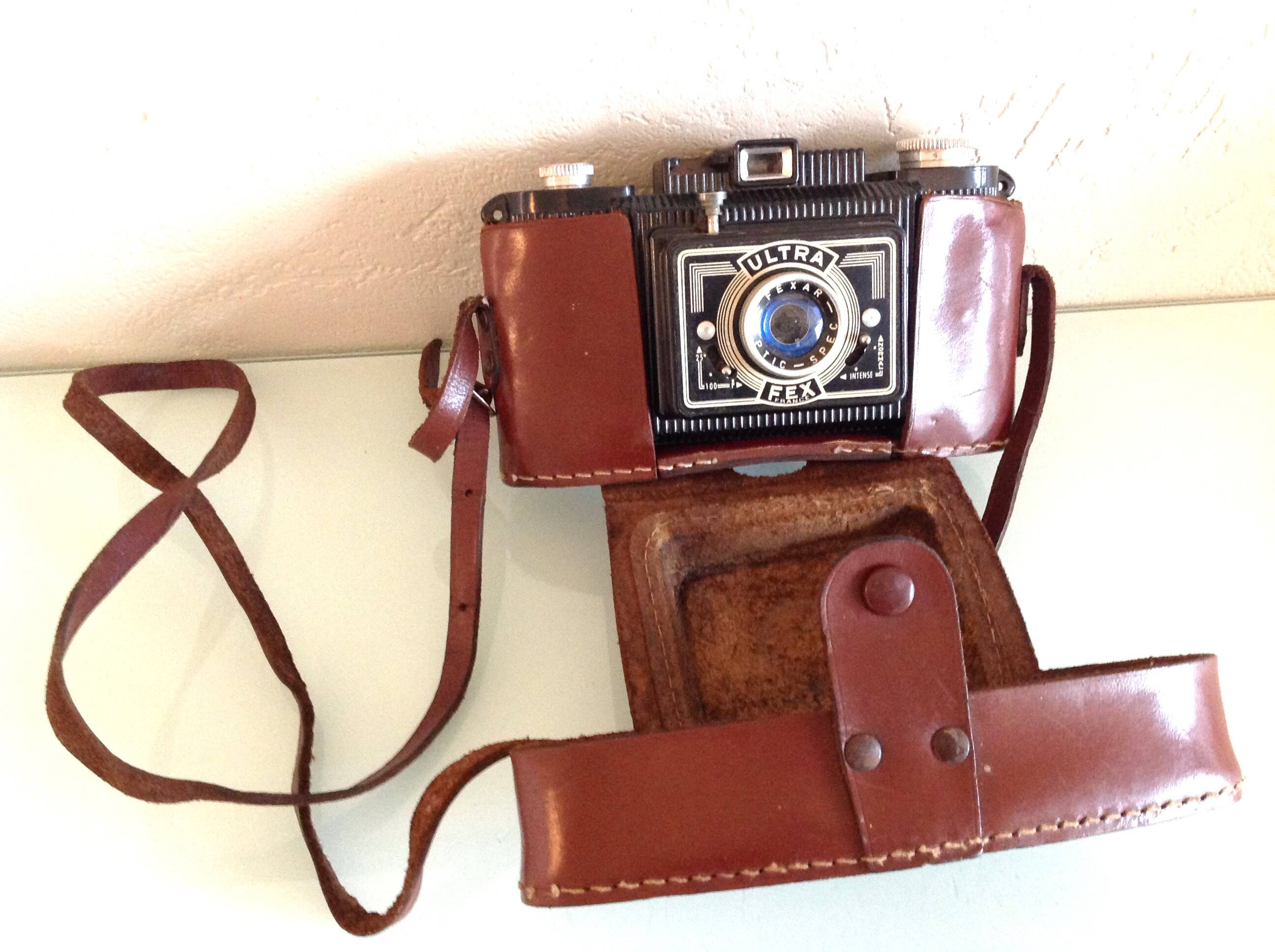 Appareil photo argentique Ultra Fex avec étui en cuir années 60