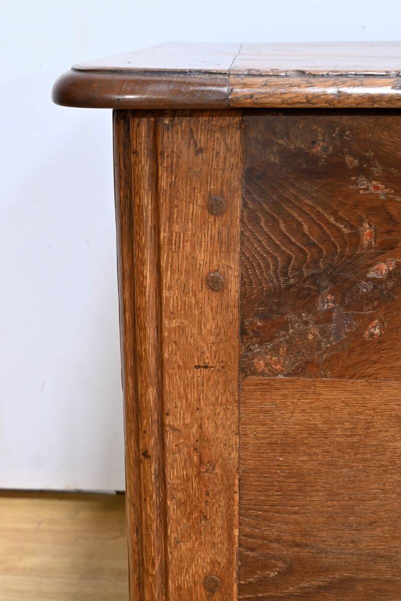 Important oak chest – late 19th century