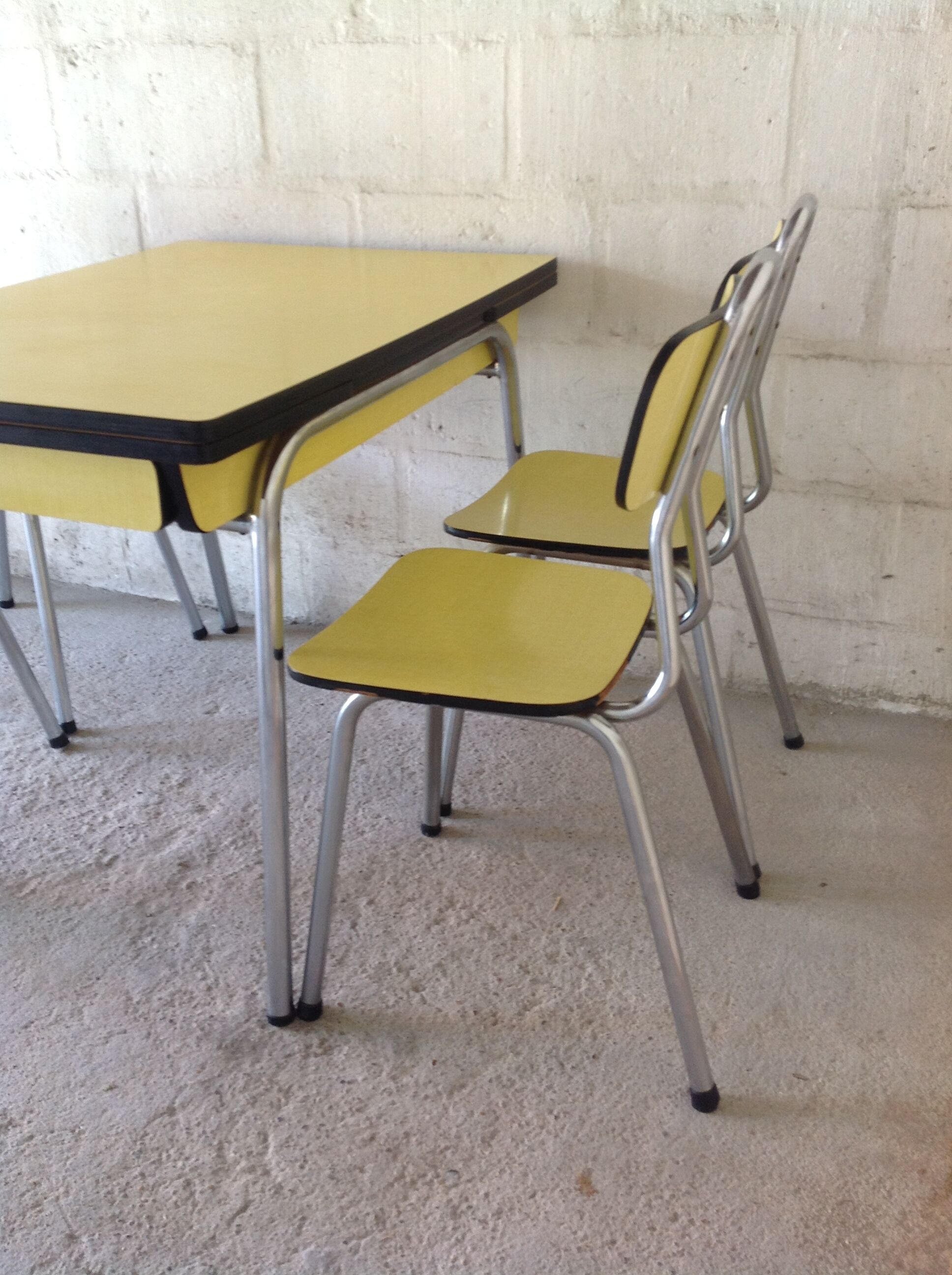 Yellow formica table and its 4 chairs