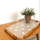 Plateau en rotin vintage avec fleurs