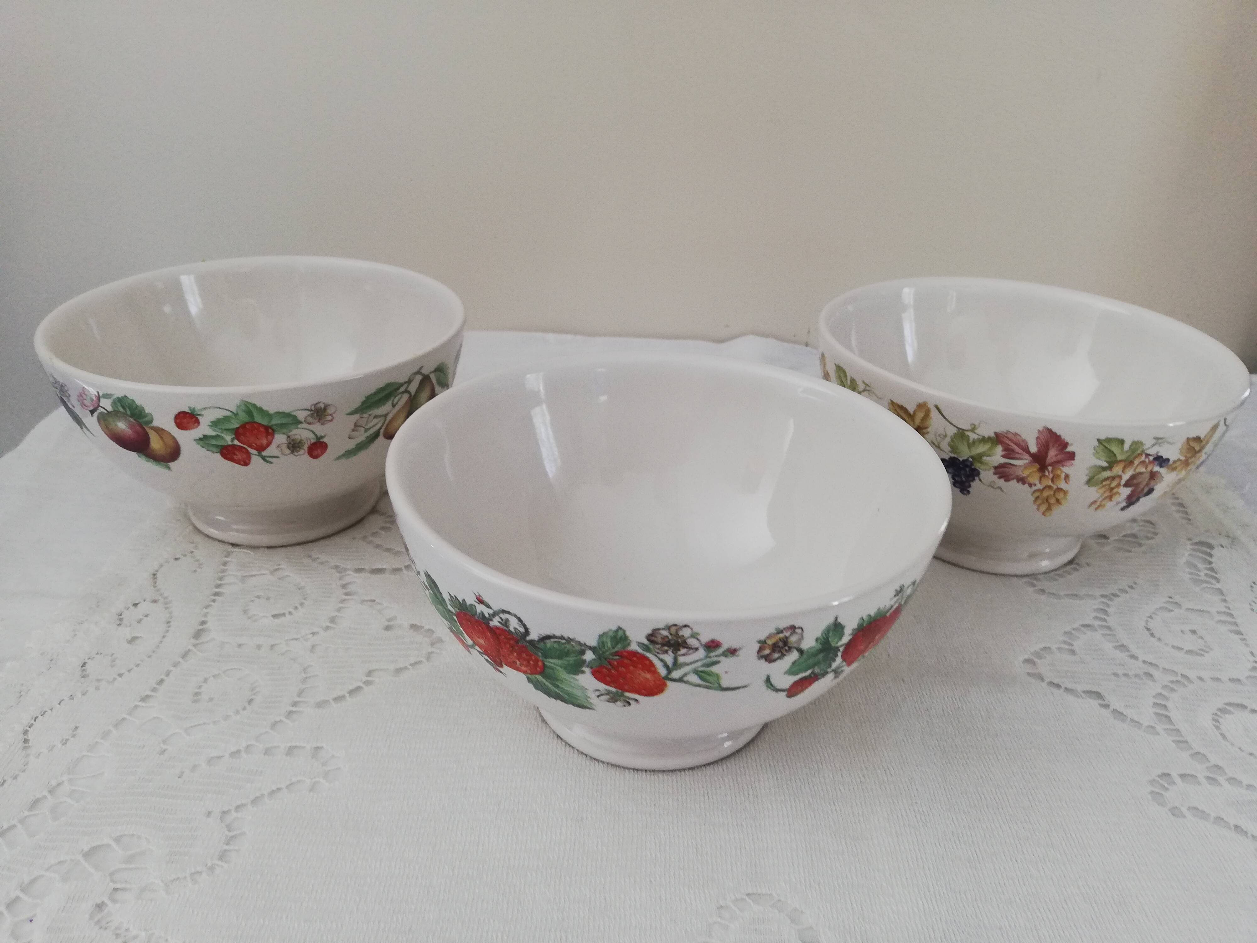 Set 3 large bowls and their sugar bowl, jam maker