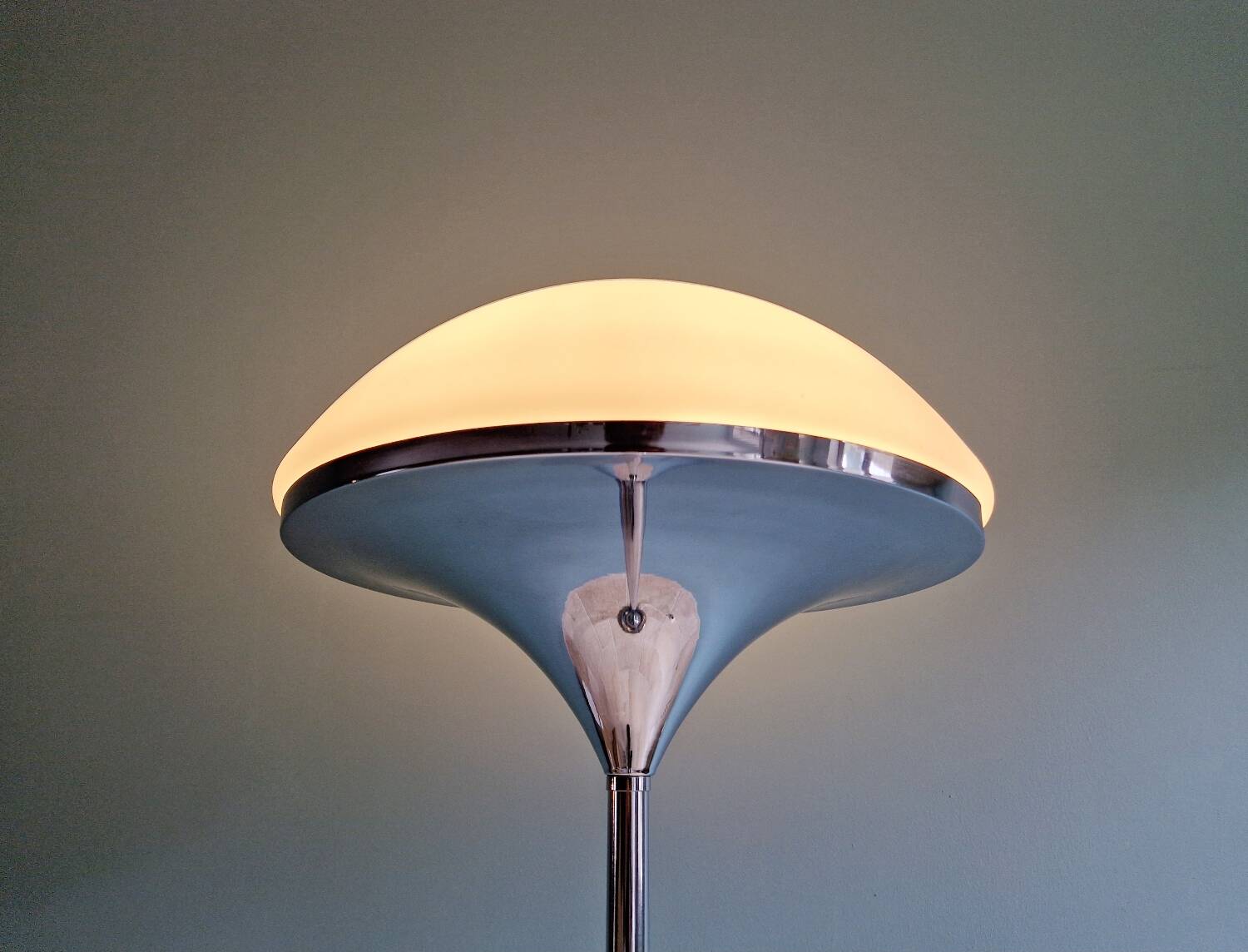 Modernist floor lamp in chromed metal and white satin glass
