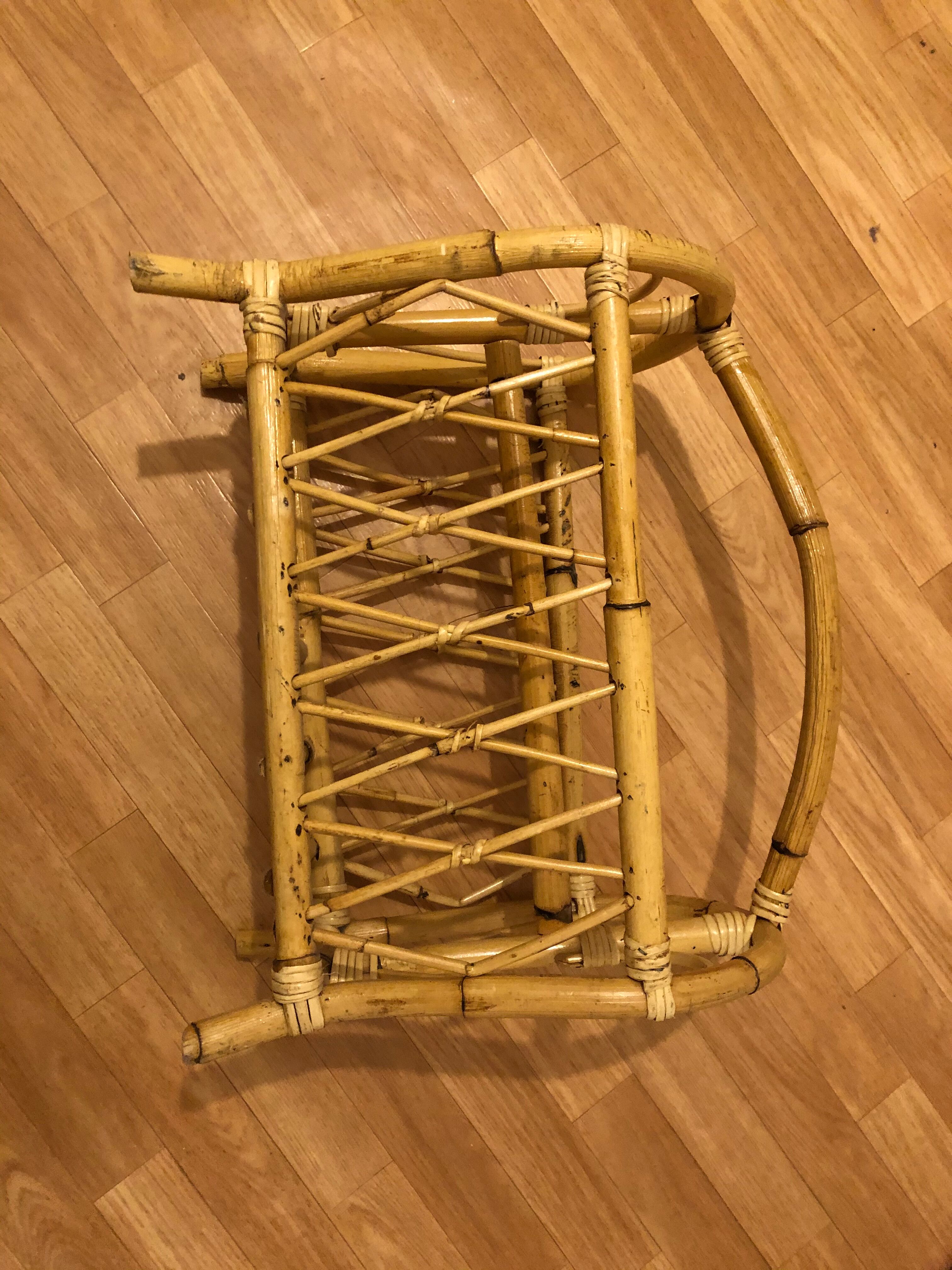 Magazine holder in rattan