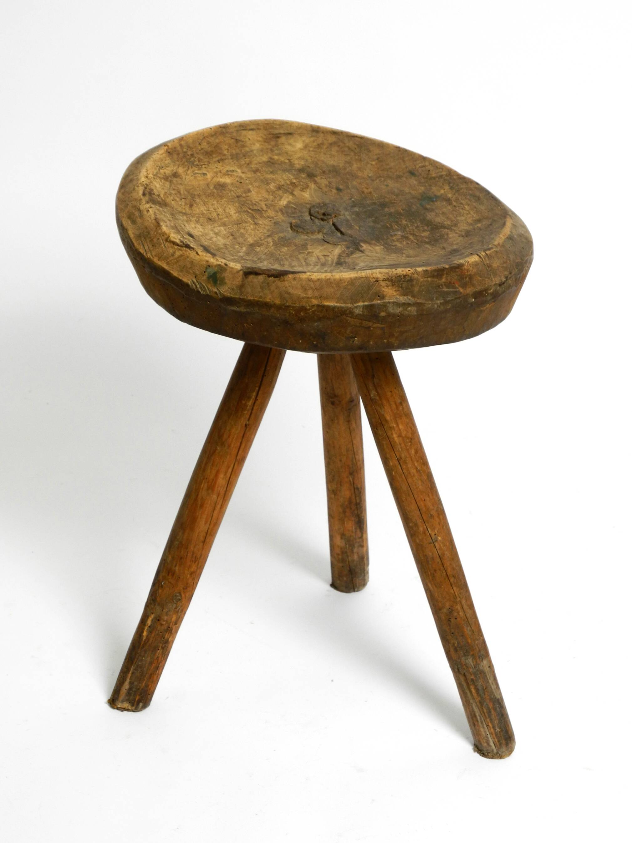 Tabouret en bois massif à trois pieds, sculpté à la main des années 1900, avec une patine fantastique.