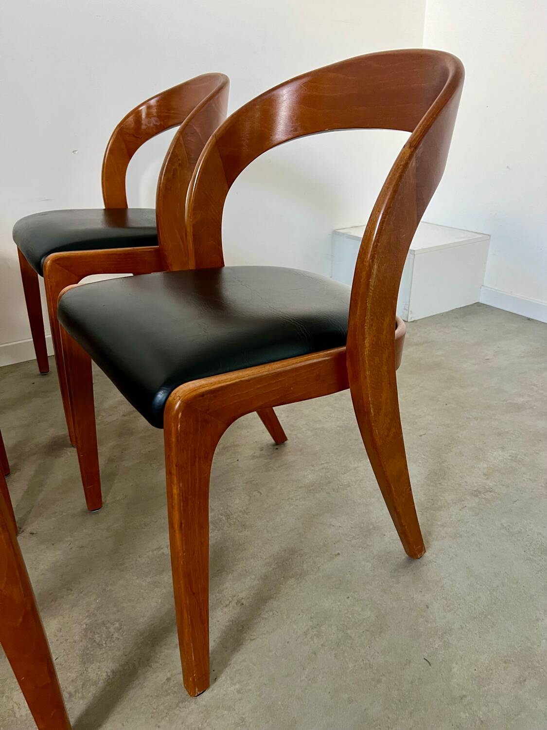 Lot 4 chairs in curved wood and leather design Baumann gondola model 60s vintage