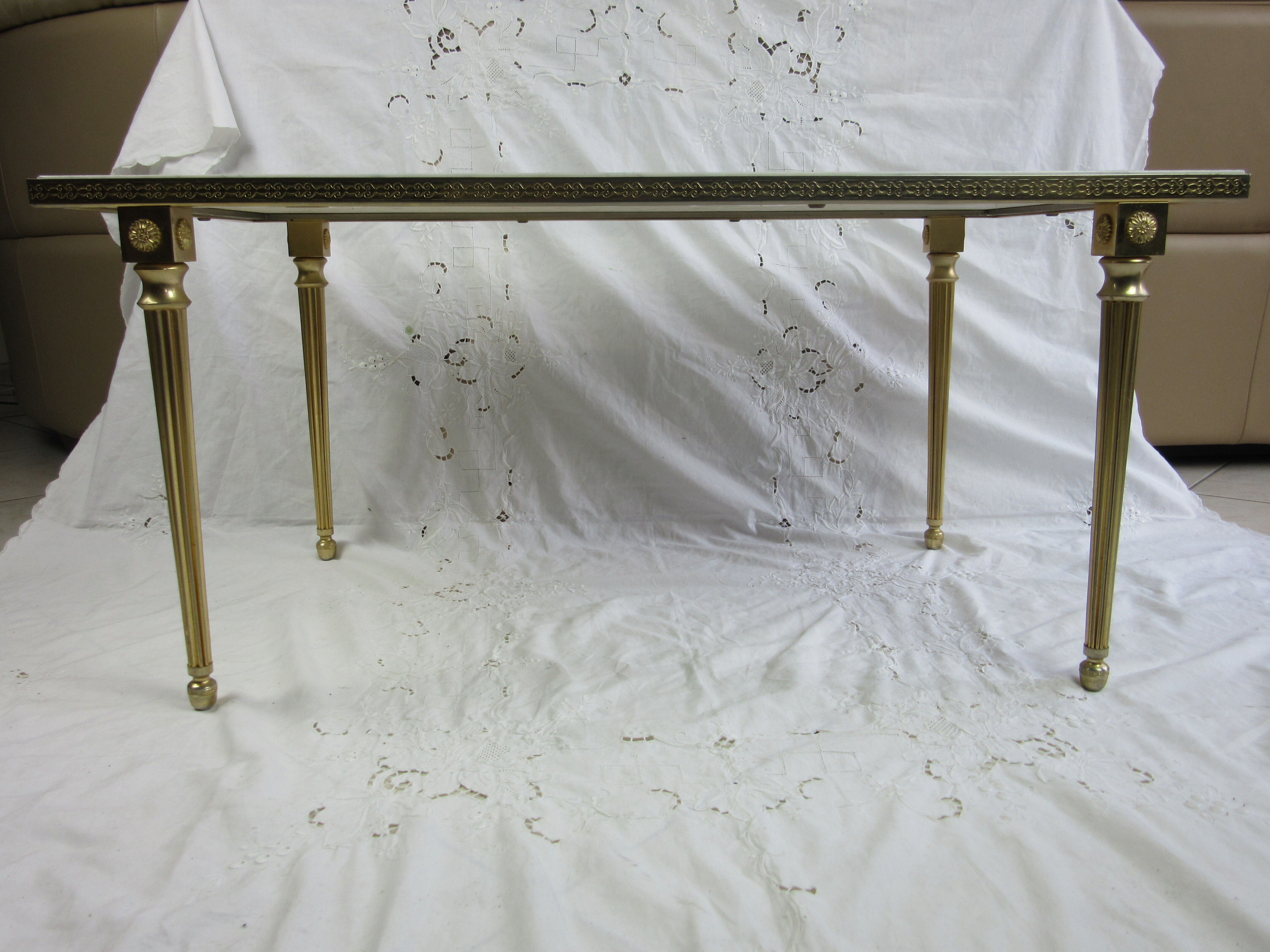 Table en marbre et laiton