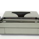 Remington travel-deter Deluxe typewriter with  case
