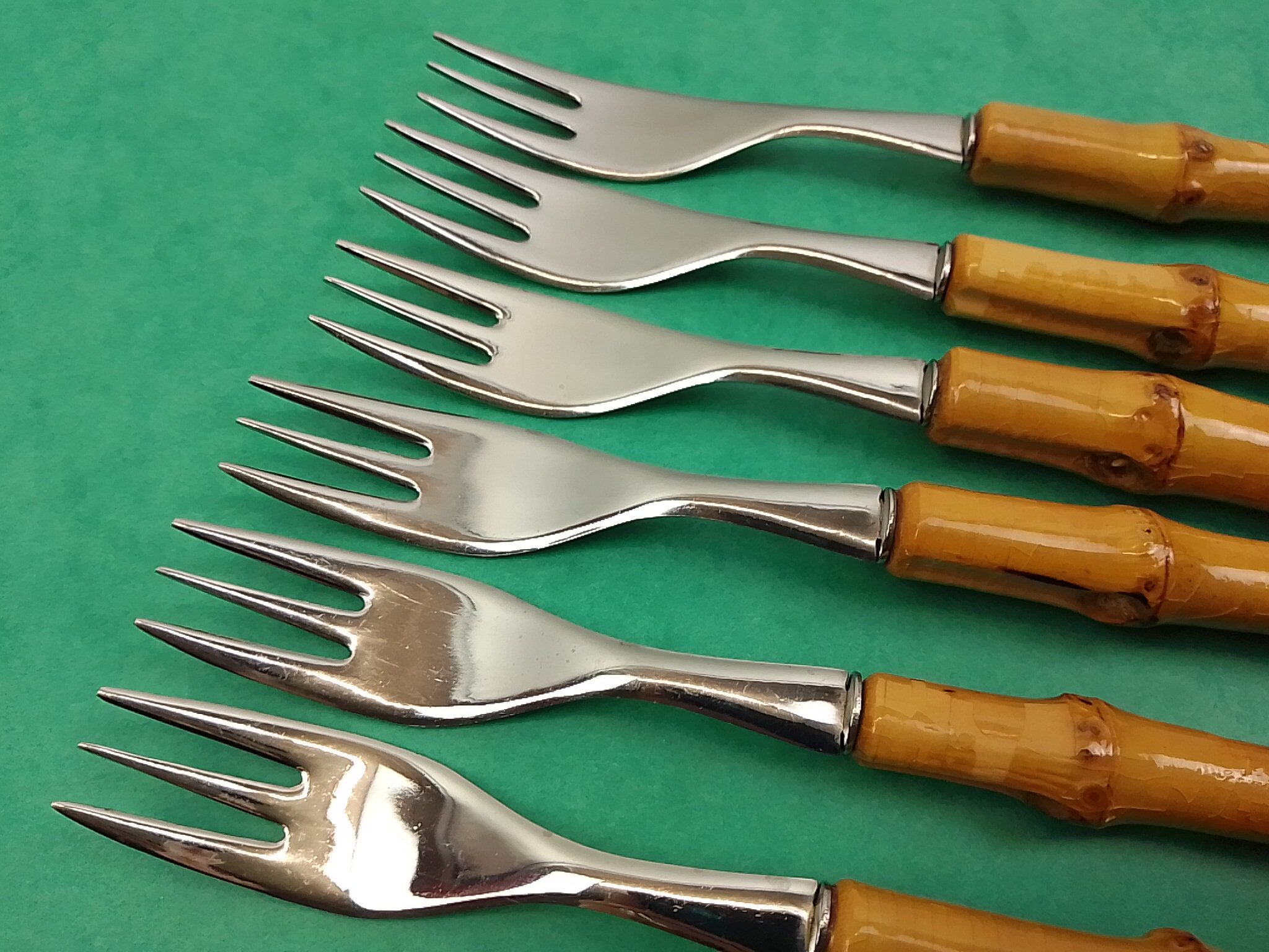 Set of 7 cutlery with bamboo sleeve dessert