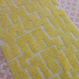Tapis berbère marocain de couloir jaune citron à reliefs