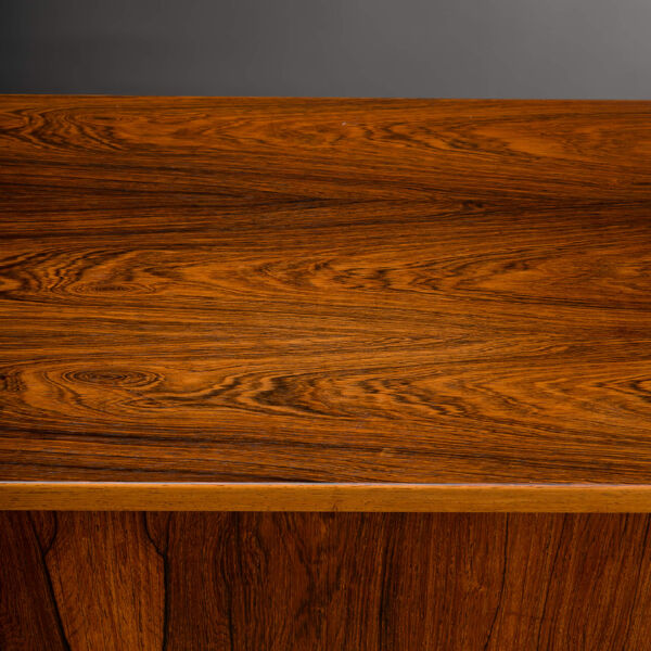 Buffet en palissandre haut avec portes tambour fabriqué par Farstrup, années 1960.