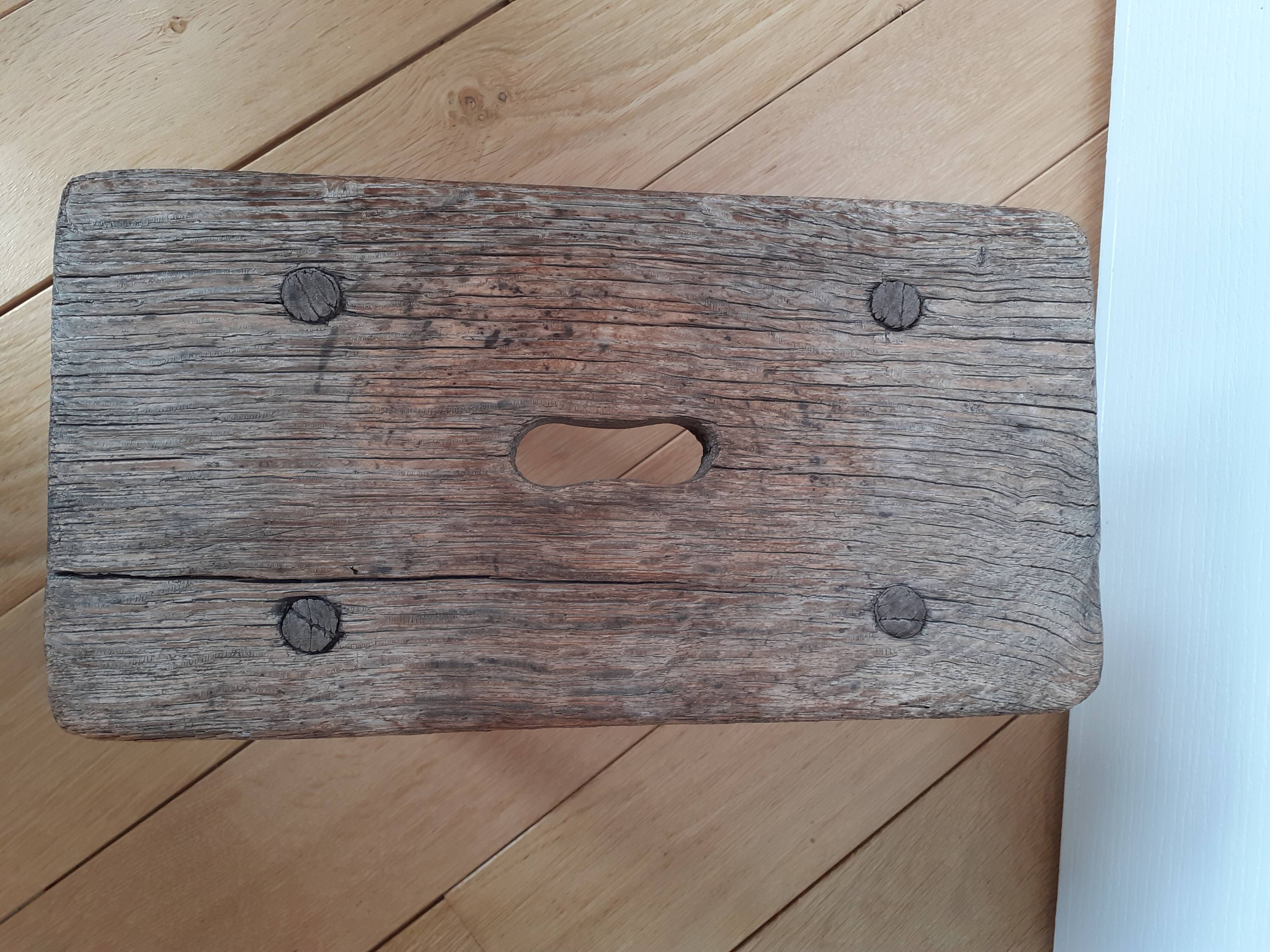 Tabouret bas en bois massif