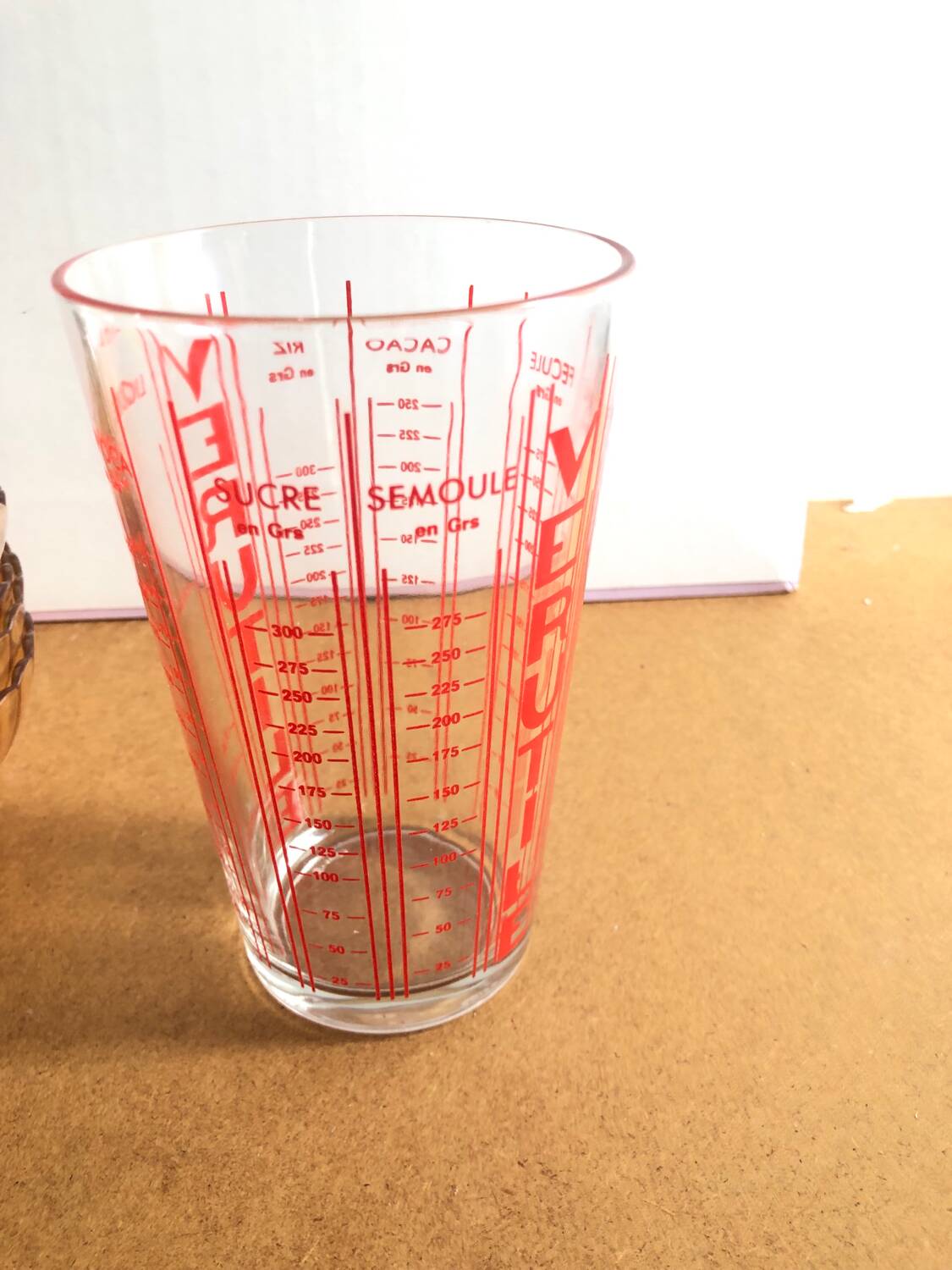 Verutile vintage red measuring cup