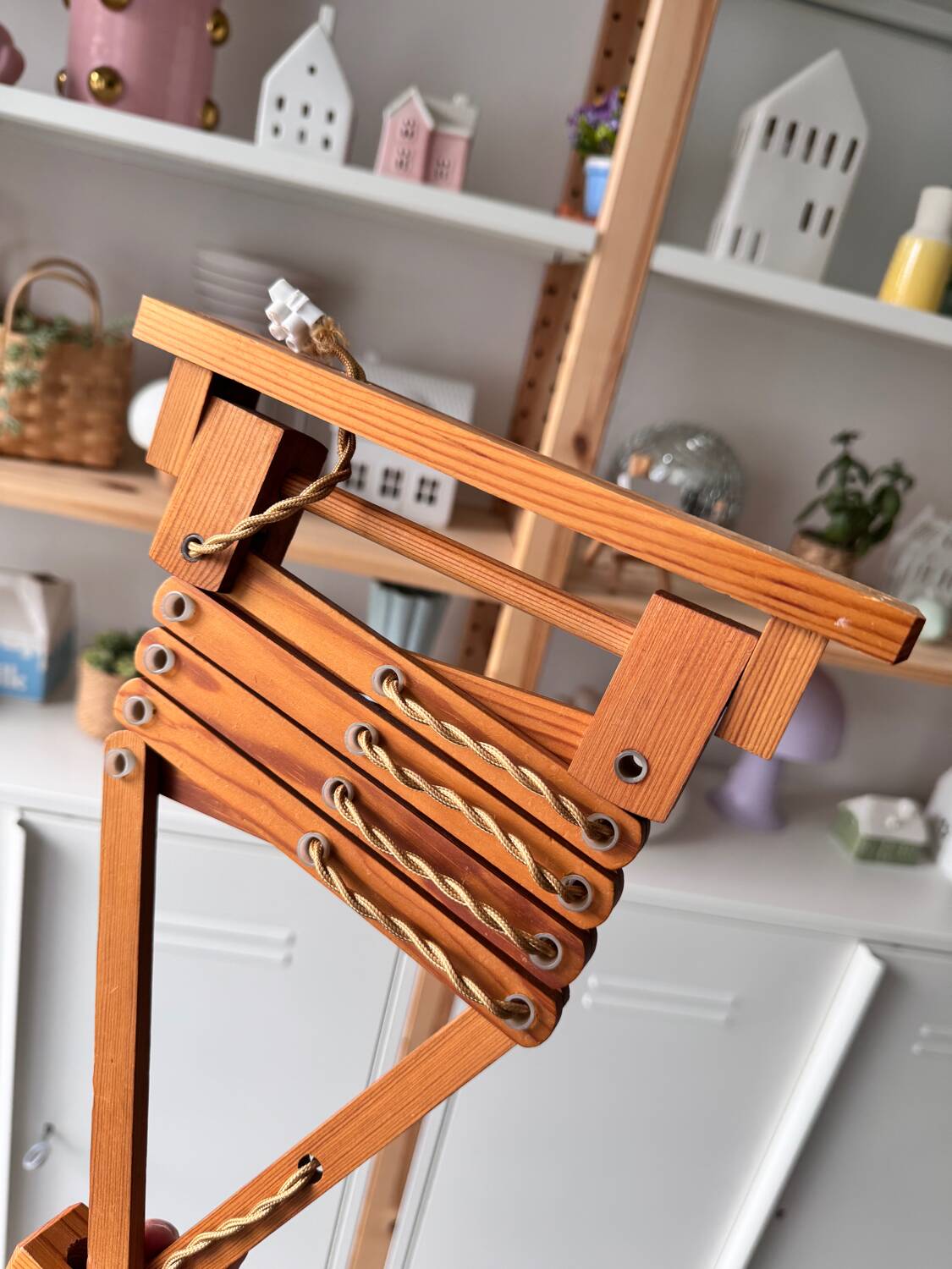 Extendable wooden wall lamp