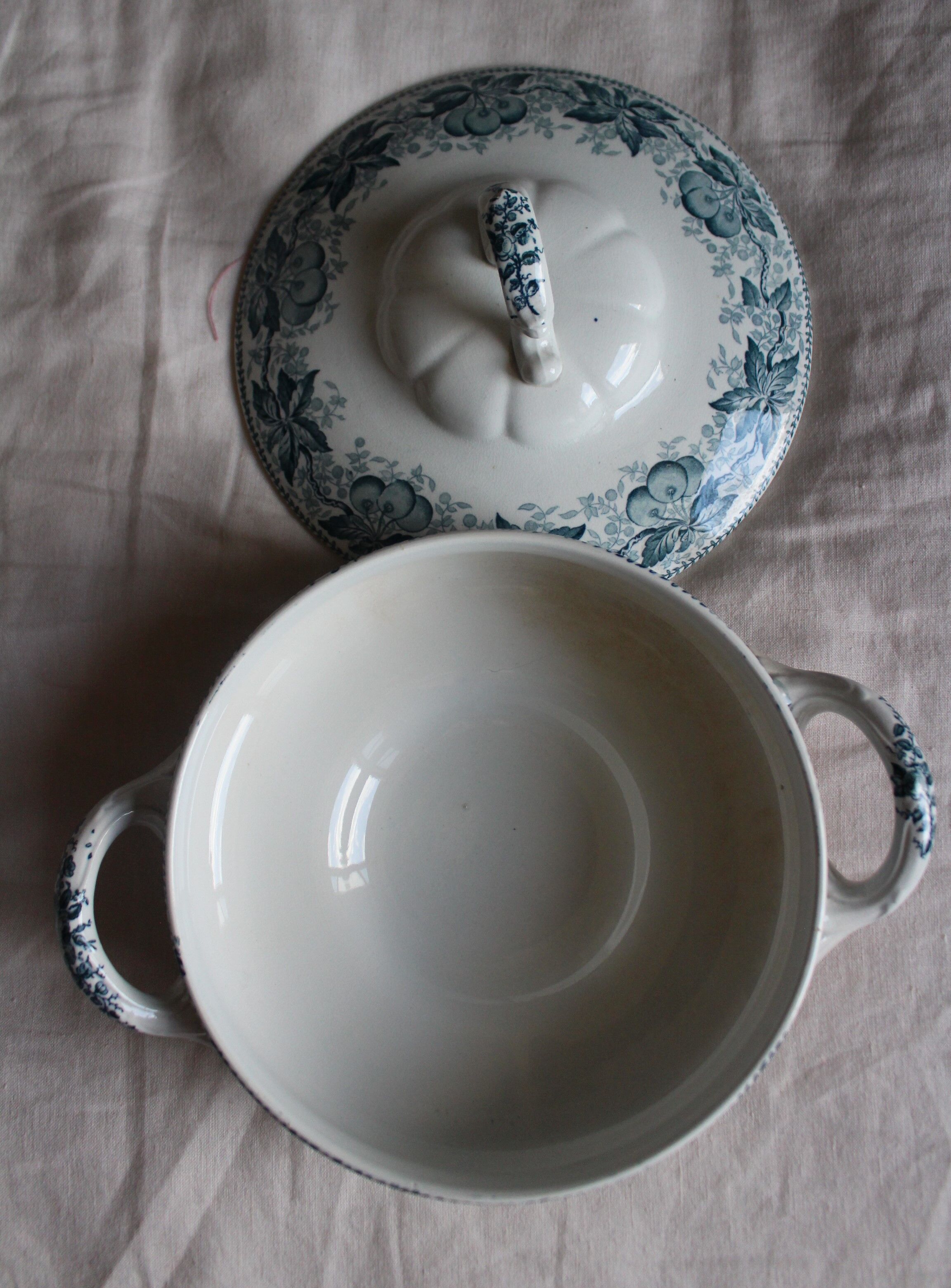 Blue tureen Cherries Badonviller
