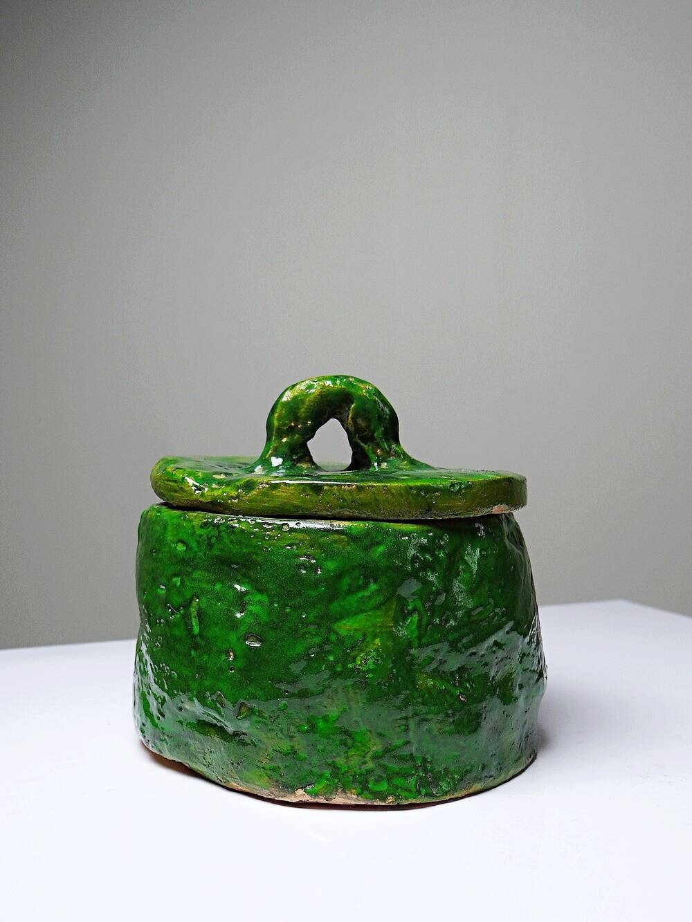 Petite boîte en céramique émaillée verte style brutaliste artisanat vintage